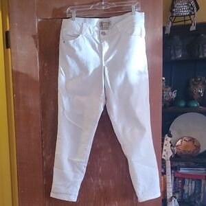 Democracy White Ankle Cropped Jeans with Subtle Texture